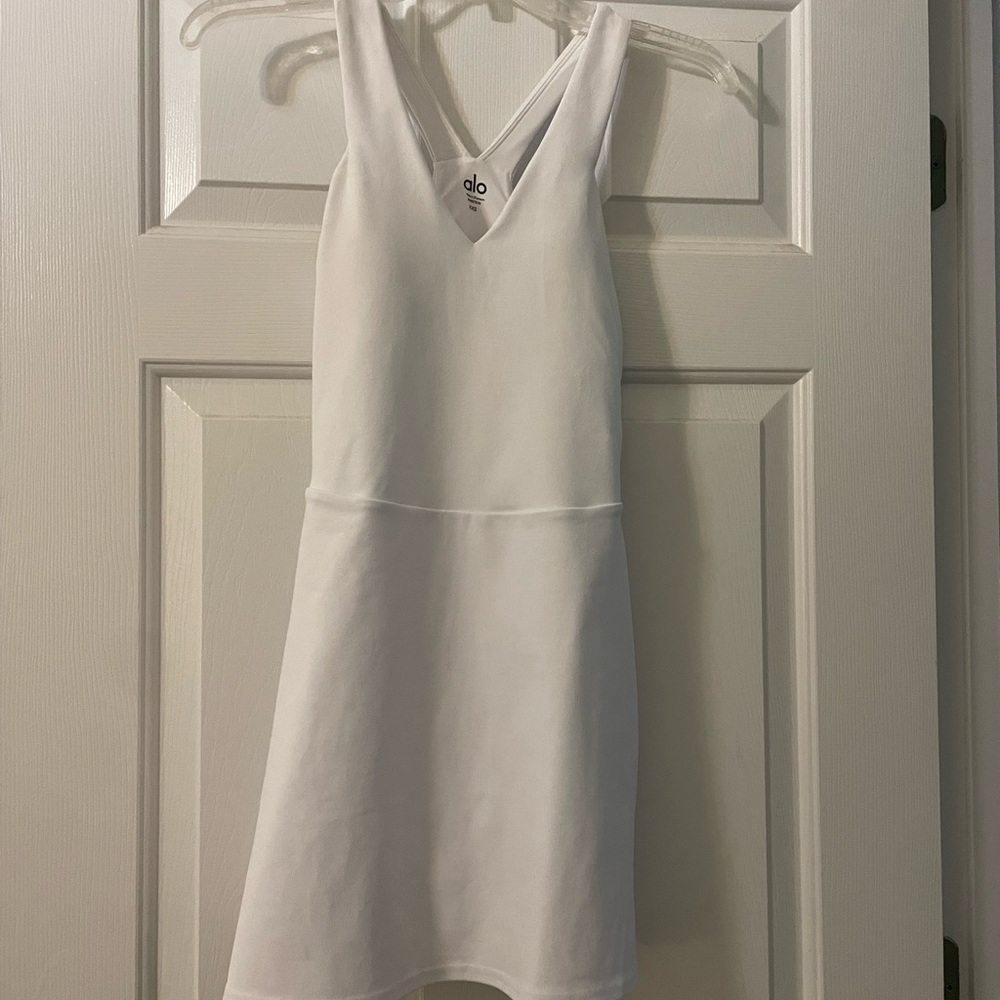 Alo Yoga Airbrush Real Dress White Sleeveless Dress Built in shelf bra & shorts